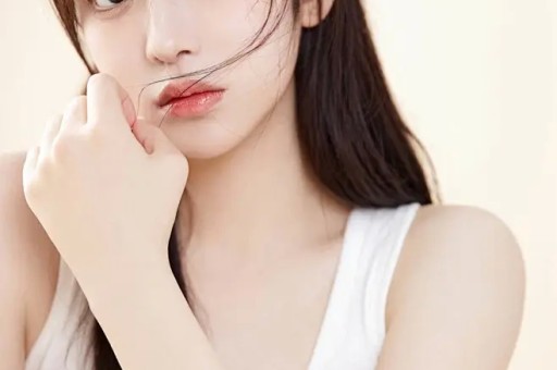 气温回升催热瓜市黄瓤“特小凤”身价攀升至每斤10元